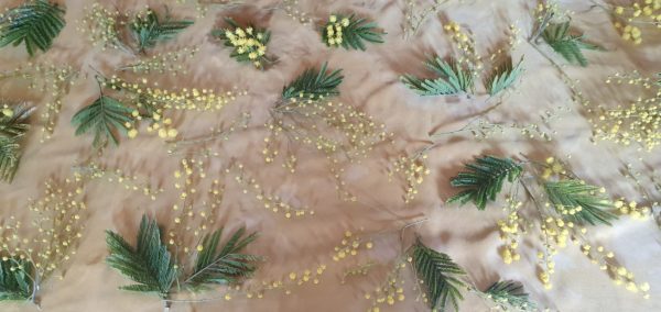 Ecoprint : foglie e fiori di mimosa su seta 